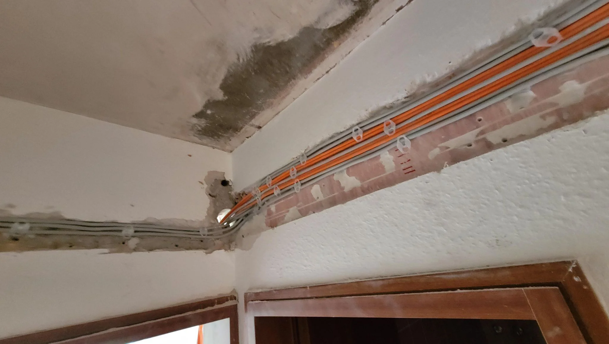 durchlaufende kabel in einem trockenbau