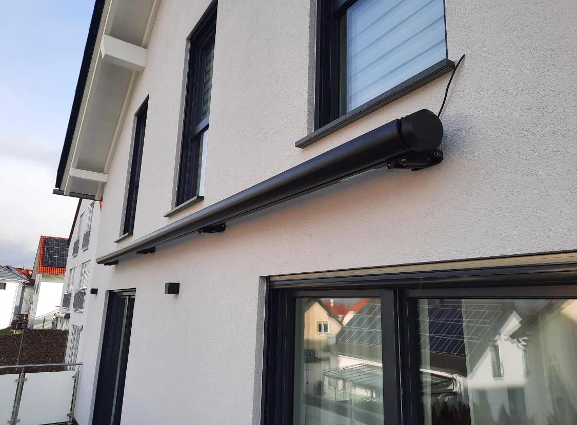 montierte markise an einem haus